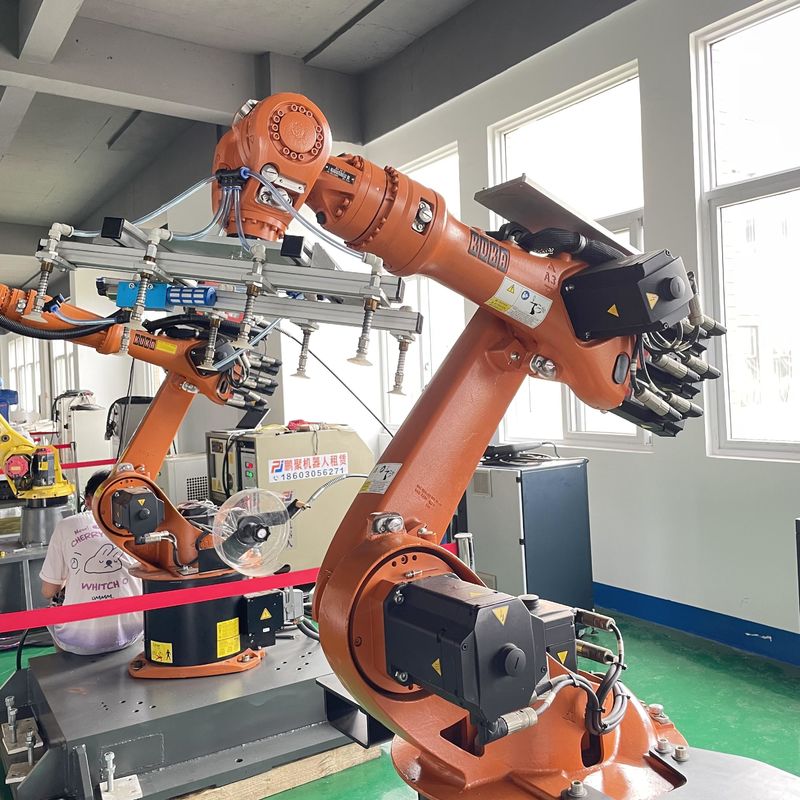 유료물 KUKA Kr16 웰딩 로봇 XP 컨트롤러 1611 mm Reach Fronius 웰딩 소스 처리 집합 절단 부하