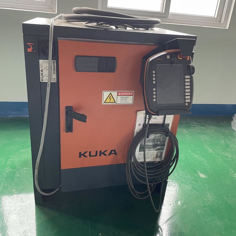 유료물 KUKA Kr16 웰딩 로봇 XP 컨트롤러 1611 mm Reach Fronius 웰딩 소스 처리 집합 절단 부하