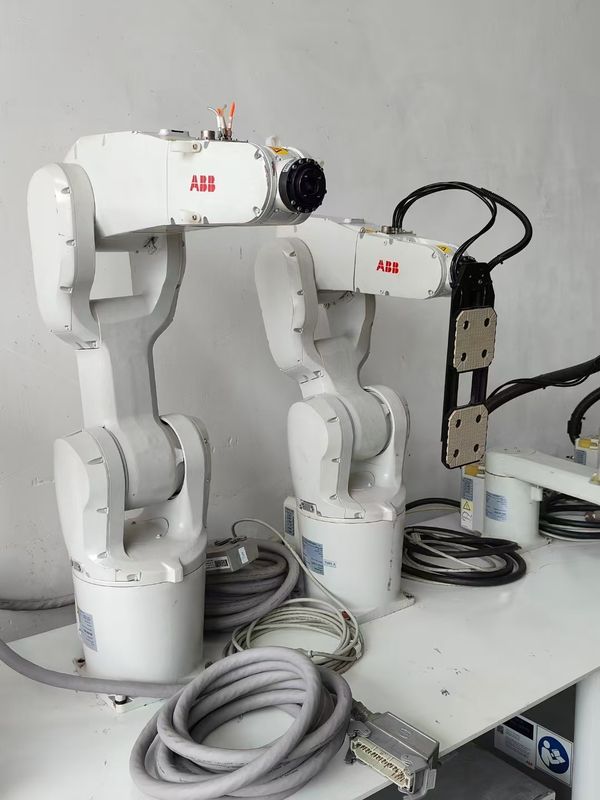 ABB IRB 1200 (5/0.9) 부품 처리, 닦기, 측정, 부품 조립용 로봇