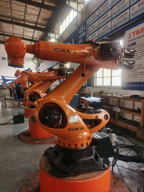 KUKA KR180 R2900 프라임 180kg 유료 2900mm 도달 벽에 장착 된 로딩 로봇 및 KRC4 컨트롤러 페인팅 로봇