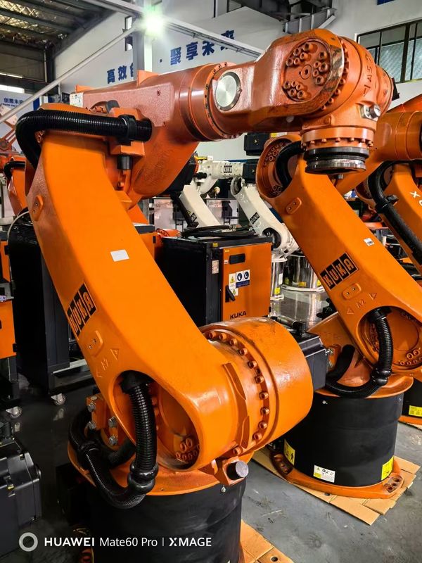 KRC4 컨트롤러 포함 사용 된 KUKA 로봇 KR60-3 60kg 유해물 2033mm 로딩 핸들링 절단 및 조립