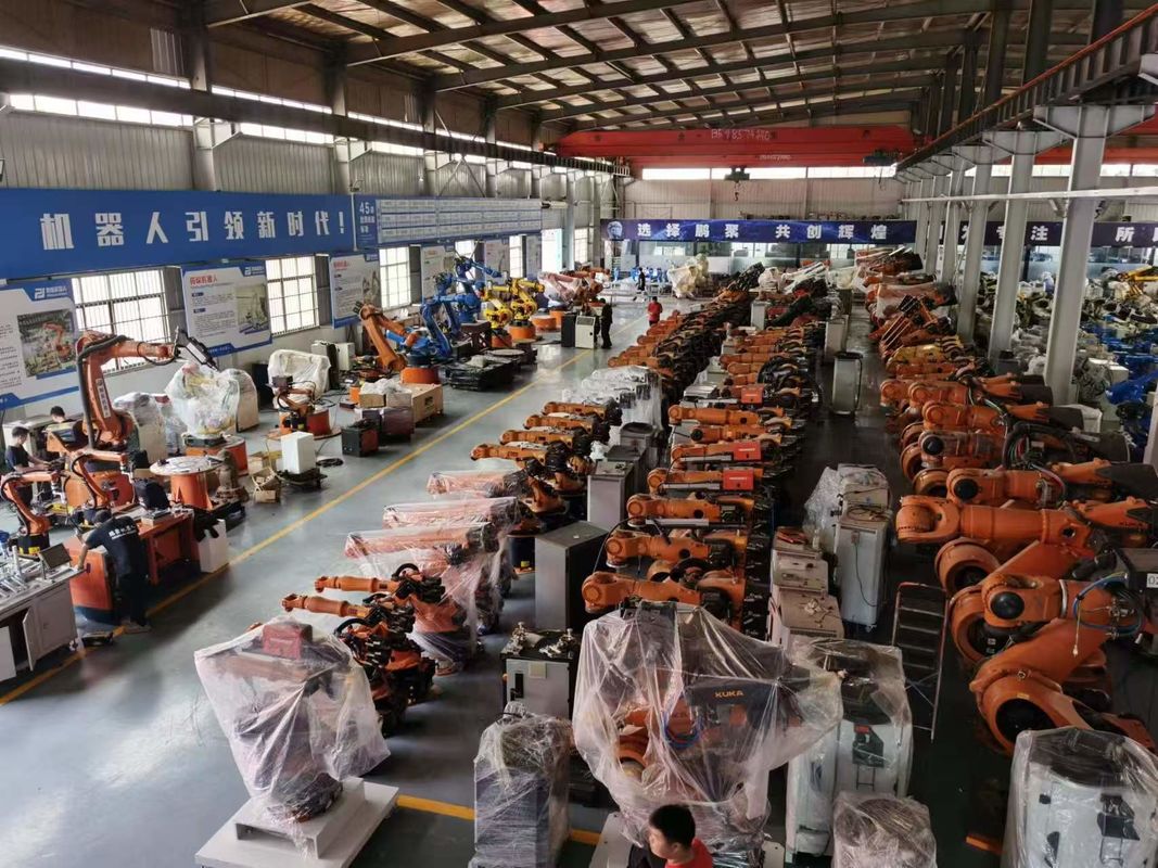 1130kg 로봇 질량 사용된 로봇 팔 6 축 C4 컨트롤러 자동화 생산 라인 및 복잡한 조립 작업에 이상적입니다