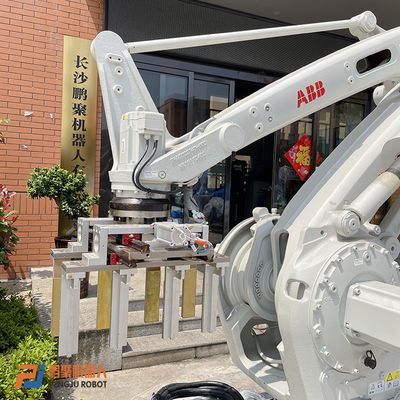 사용된 로보틱 아암 ABB IRB660-250/3.15 4 주축 산업용 로봇을 팰릿 위에 얹기