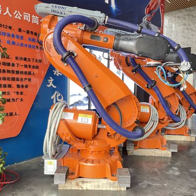 사용된 ABB 로봇 IRB6640-235/2.55를 언로딩시키는 기계 적재